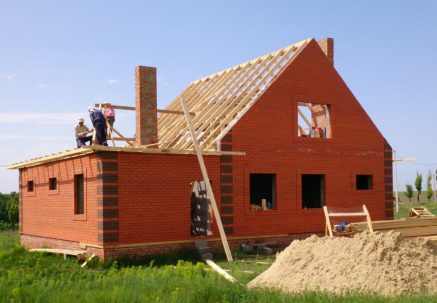 Шаг за шагом: как самостоятельно построить частный дом с нуля для начинающих – советы от экспертов компании Новостройки.SHOP